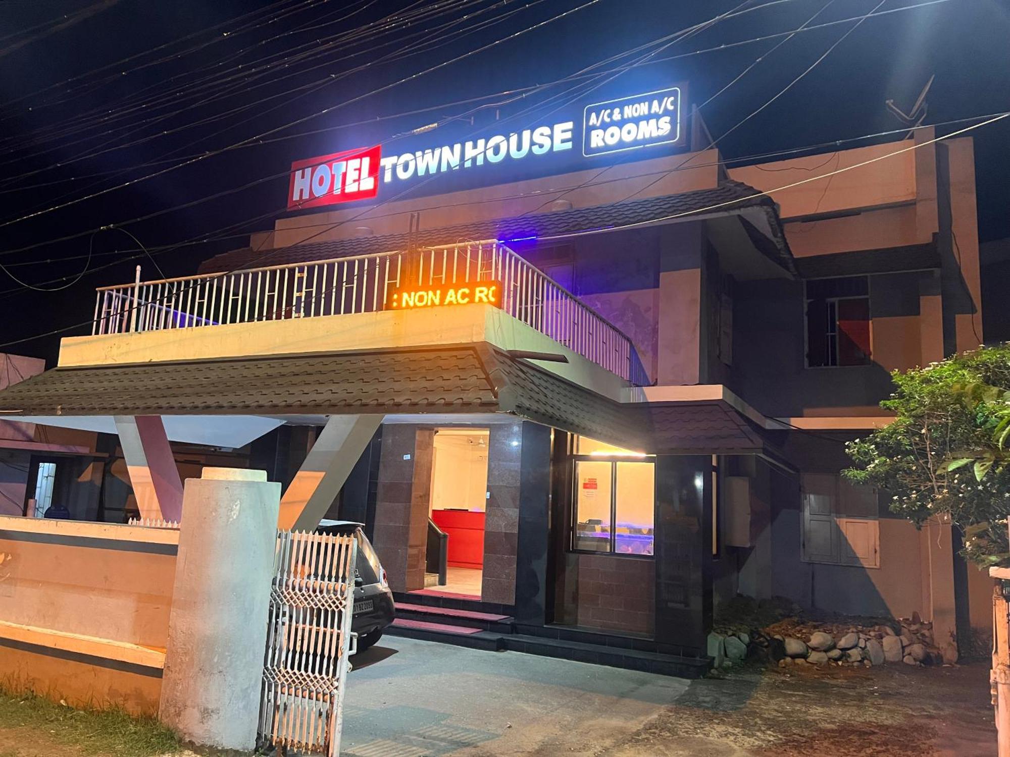 Hotel Sunday - Townhouse Club Airport Trivandrum Thiruvananthapuram Esterno foto